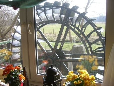 Brüggen-Born : Borner Mühle, Landhotel Borner Mühle, im Restaurant genießt man den Blick auf das laufende Wassermühlrad